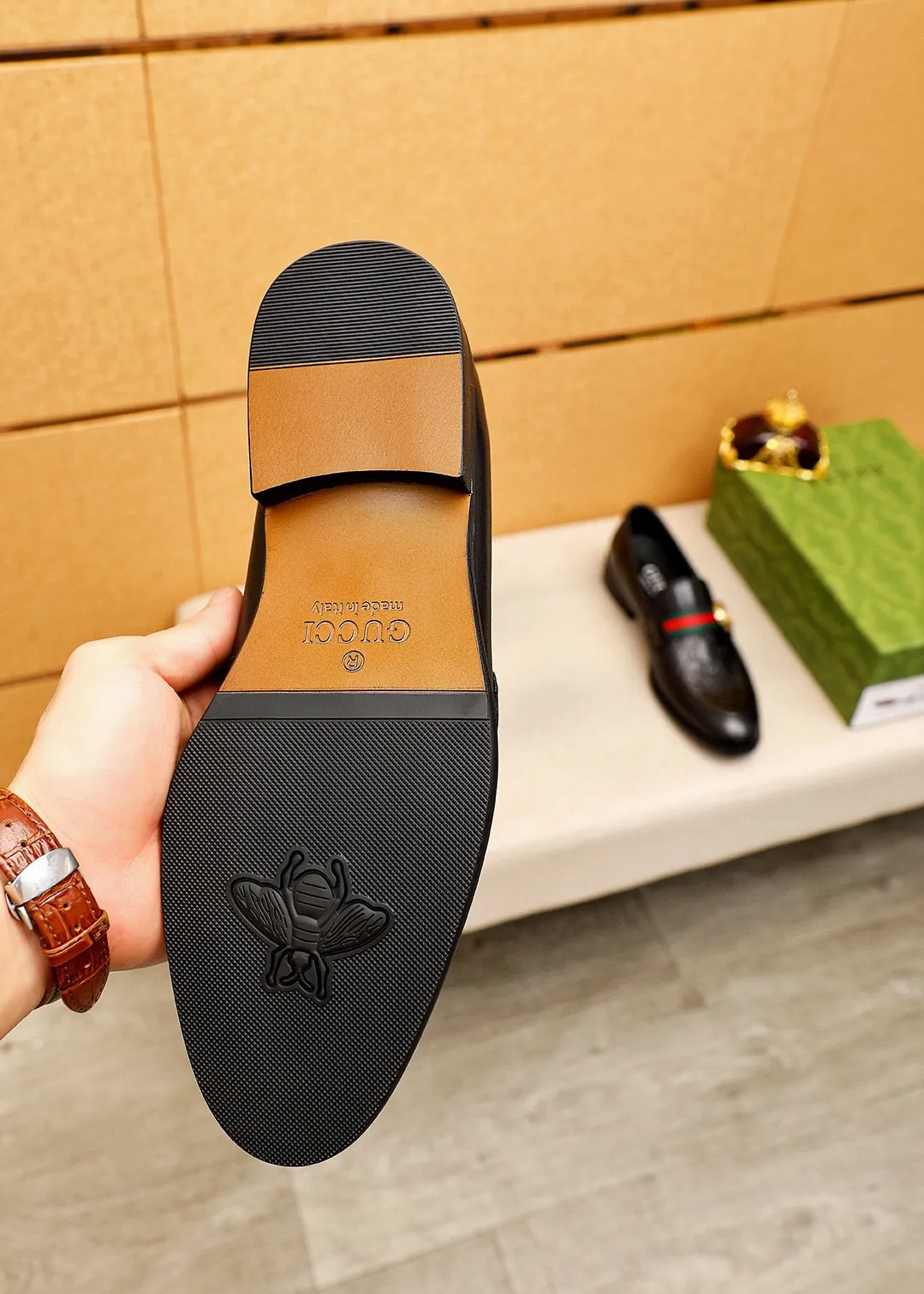 Men's shoes 💰400 💐 Product trademark: GUCCI "Gucci" casual leather shoes Regular size: 39-44 (38.45.46🉑️Customized) Product materials: Selected imported first-layer calfskin embossed upper + luxury hardware buckle, imported 🐑 sheepskin lining. Strong three-dimensional visual effect, original combination outsole Color: 1⃣️color optional